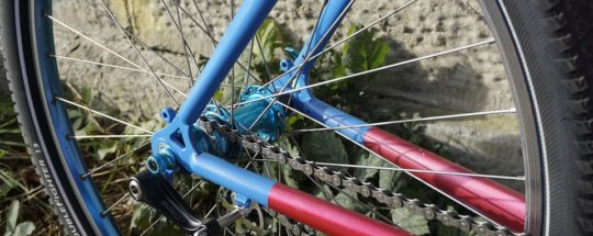 Vélo á Vitesse unique VS à engrenage fixe : Comparaison complète